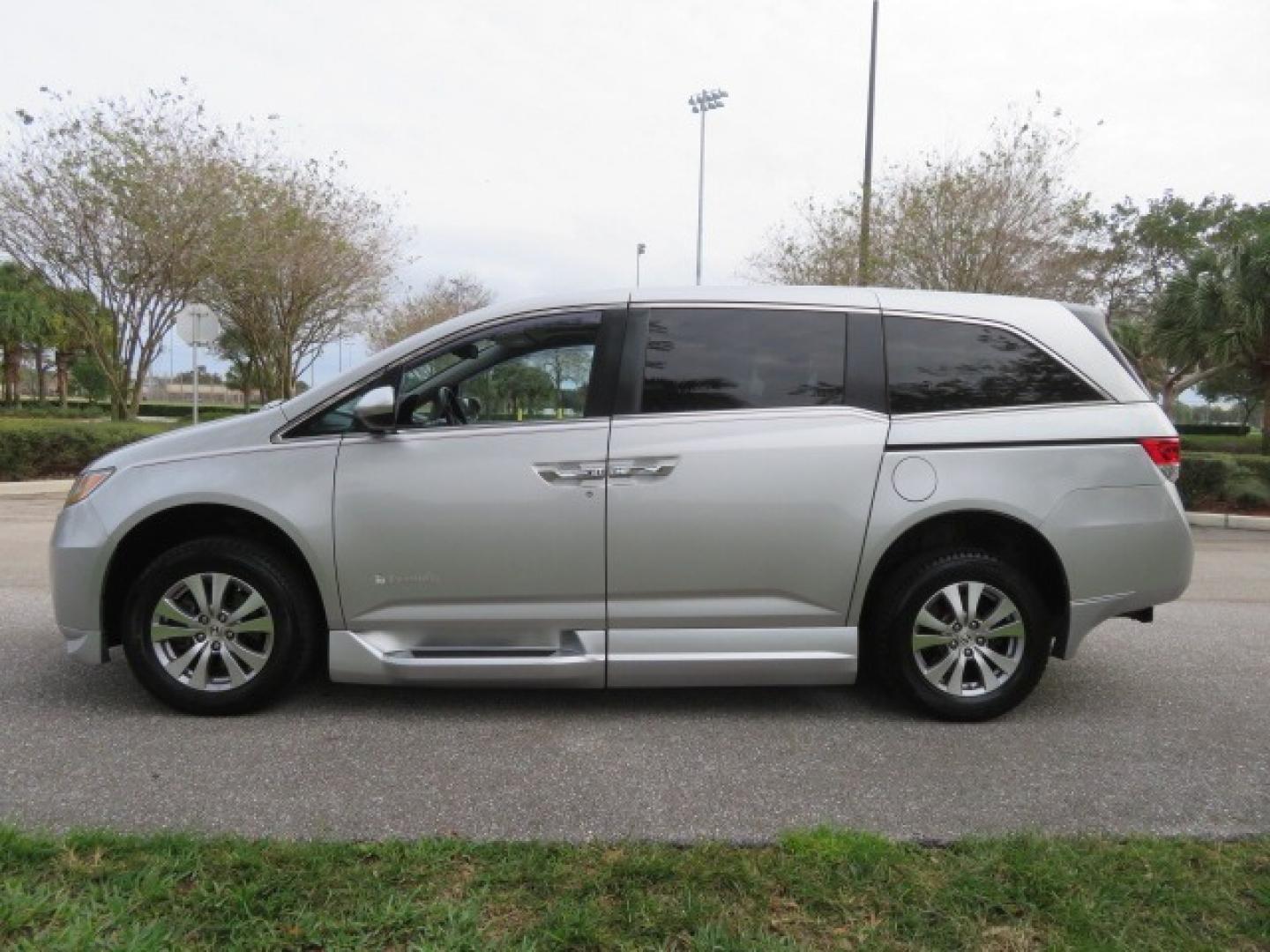 2014 Silver /GRAY Honda Odyssey EX-L (5FNRL5H68EB) with an 3.5L V6 SOHC 24V engine, 6-Speed Automatic transmission, located at 4301 Oak Circle #19, Boca Raton, FL, 33431, (954) 561-2499, 26.388861, -80.084038 - You are looking at Gorgeous Low Mileage 2014 Honda Odyssey EX-L Braunability Freedom Van Handicap Van Wheelchair Van Conversion Van with 25K Original Miles, Power Side Entry Ramp with Kneeling Van Function, Passenger Side Quick Lock System (same as ez lock), Quick Release Front Seats, Tie Down Syste - Photo#14